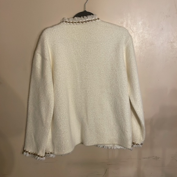 Cute cream sweater gotten from loco shop - Picture 2 of 2